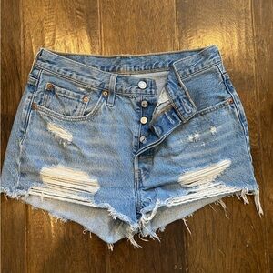 Levi’s Original 501 women’s distressed denim shorts (size 30) - LIKE NEW